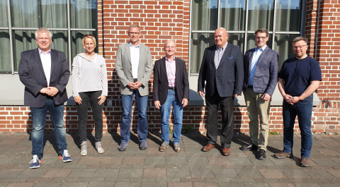 Verabschiedung und Neuwahl des stellv. Vorsitzes StadtbezirksMarketing Dortmund e. V. Von links nach rechts: Andreas Eller (Geschäftsführer StadtbezirksMarketing Dortmund e. V.), Antje Klein (Leiterin Bezirksverwaltungsstelle Mengede), Klaus Legeler (stellv. Vorsitzender), Manfred Kruse (ehem. stellv. Vorsitzender), Christian Oecking (Vorsitzender), Hendrik Köster (Geschäftsführer Gewerbeverein Brackel), Oliver Stens (Bezirksbürgermeister Eving)