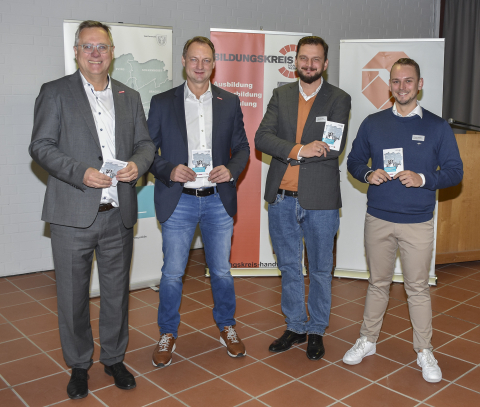 Eröffnung des Aktionstages mit (v.l.) Hauptgeschäftsführer der Kreishandwerkerschaft Dortmund und Lünen Joachim Susewind, Martin Rostowski, stellv. Geschäftsführer des Bildungskreis Handwerk e.V. sowie Dr. Arne Elias und Florian Piechota vom Social Innovation Center der Wirtschaftsförderung Dortmund. Eröffnung des Aktionstages mit (v.l.) Hauptgeschäftsführer der Kreishandwerkerschaft Dortmund und Lünen Joachim Susewind, Martin Rostowski, stellv. Geschäftsführer des Bildungskreis Handwerk e.V., Dr. Arne Elias und Florian Piechota vom Social Innovation Center der Wirtschaftsförderung Dortmund.