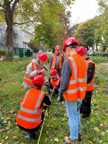 Schüler*innen beim Vermessen Schüler*innen beim Vermessen
