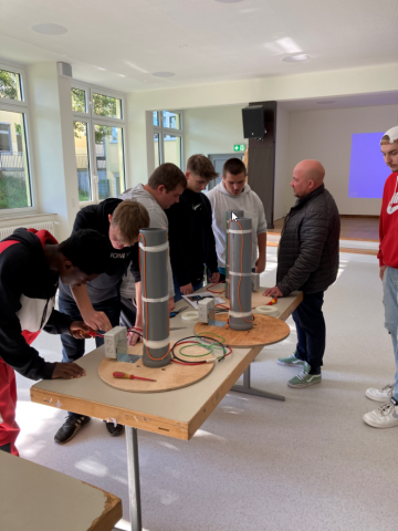 Schüler und Ausbilder im Austausch Schüler und Ausbilder im Austausch