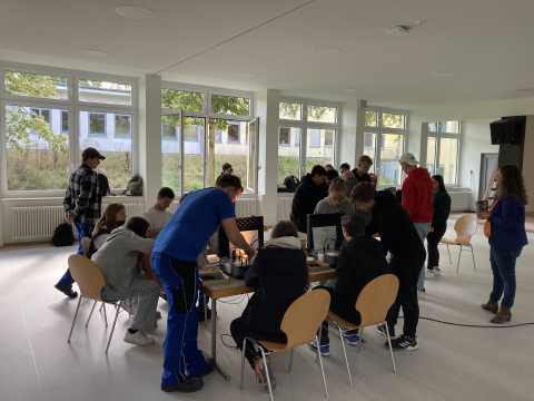 Schüler*innen lernen im Unterricht von Azubis und Ausbildenden Schüler*innen lernen im Unterricht von Azubis und Ausbildenden