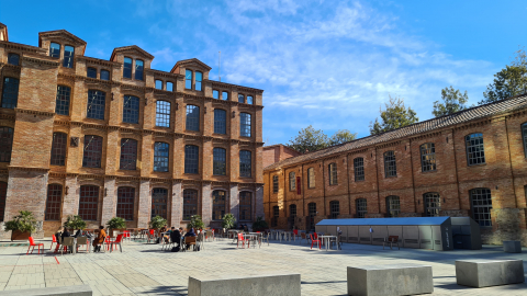 Universitätsgebäude in der Stadt Universitätsgebäude inmitten der Stadt
