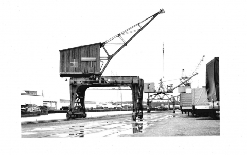Aufnahme des Portaldrehkrans an seinem historischen Standort am Schmiedinghafen Aufnahme des Portaldrehkrans an seinem historischen Standort am Schmiedinghafen