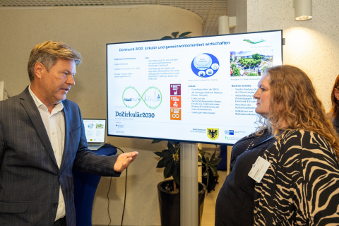 Diskussion für dem DoZirkulär-Poster Robert Habeck im Gespräch mit Patricia Olbert