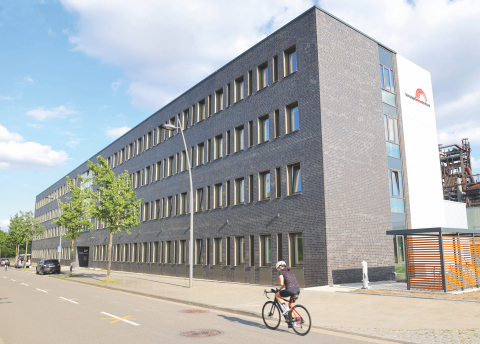 Durch den dritten Bauabschnitt des Zentrum für Produktionstechnologie Dortmund (ZfP) auf PHOENIX West sind neue attraktive Büro- und Hallenflächen für innovative Unternehmen entstanden. Durch den dritten Bauabschnitt des Zentrum für Produktionstechnologie Dortmund (ZfP) auf PHOENIX West sind neue attraktive Büro- und Hallenflächen für innovative Unternehmen entstanden.