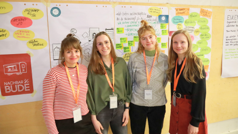 Das Team "NachbarBude" vor ihrem Projekt-Poster Das Team "NachbarBude" vor ihrem Projekt-Poster