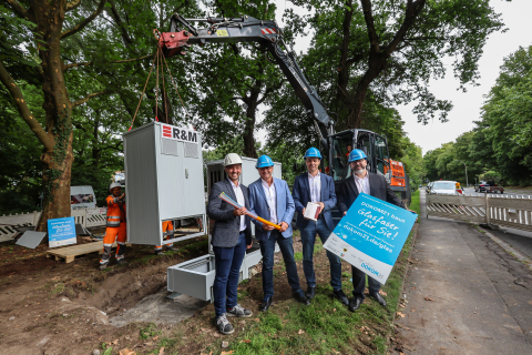 (v.l.) Viktor Bogdan, Reichle & De-Massari GmbH; Thomas Schnürer, DOKOM21; Markus Isenburg, DOKOM21; Björn Meder, Wirtschaftsförderung Dortmund (v.l.) Viktor Bogdan, Reichle & De-Massari GmbH; Thomas Schnürer, DOKOM21; Markus Isenburg, DOKOM21; Björn Meder, Wirtschaftsförderung Dortmund