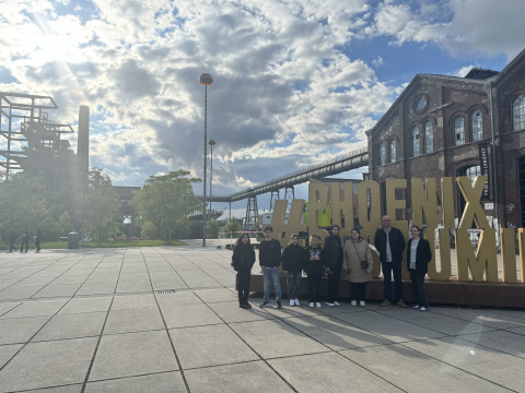 Teilnehmende der Willkommenstour vor Phoenix de Lumieres Teilnehmende der Willkommenstour vor Phoenix de Lumieres