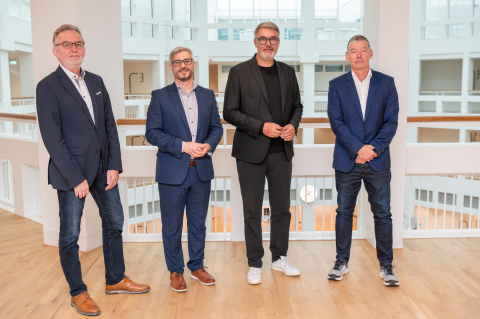 v.l. Richard Genuit, Geschäftsführer DOKOM21, Marko Iaconisi, Geschäftsführer DOKOM21, Thomas Westphal, Oberbürgermeister der Stadt Dortmund, Dr. Frank Schmidt, Konzernbevollmächtigter Region West – NRW Deutsche Telekom AG v.l. Richard Genuit, Geschäftsführer DOKOM21, Marko Iaconisi, Geschäftsführer DOKOM21, Thomas Westphal, Oberbürgermeister der Stadt Dortmund, Dr. Frank Schmidt, Konzernbevollmächtigter Region West – NRW Deutsche Telekom AG