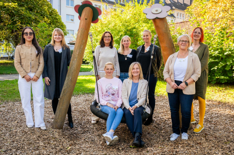 Gruppenfoto mit Vertretern aller beteiligten Institutionen (v.l.): Mushtaryi Mamadalieva, die für das Projekt zuständige pädagogische Mitarbeiterin bei der Volkshochschule, Senta Schultze, stellvertretende Abteilungsleiterin bei der VHS, Corinna Hoffmann, Jobcenter-Geschäftsführerin Markt & Integration, Startklar-Teilnehmerin Svitlana Bondar, Marzena Trajdos, Leiterin der Tageseinrichtungen Fliederstraße und Uhlandstraße 170, Monika Nienaber-Willaredt, Dezernentin für Schule, Jugend und Familie, Katharina Bräutigam (Teamleitung Personalentwicklung FABIDO), Birgit Reinhold, FABIDO Projektleitung Startklar und Kita-Einstieg, Saskia Hinz, Beauftrage für Chancengleichheit der Agentur für Arbeit. Dass die Programme „Startklar“ und „Kita-Einstieg“ nach nur einem halben Jahr gestartet werden konnten, liegt an der guten Zusammenarbeit von allen Beteiligten: Job-Center, Dezernat 4, FABIDO, Kitas, Volkshochschule und Agentur für Arbeit.