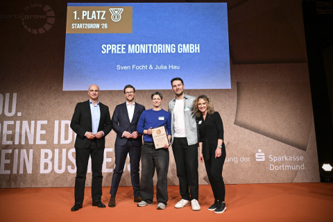 Spree Monitoring ist das Gewinnerteam von start2grow 2025-26 - Oberbürgermeister Alexander Kalouti (li) und Heike Marzen, Geschäftsführerin der Wirtschaftsförderung, gratulierten.