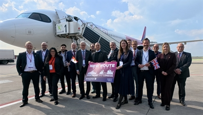 Die Dortmunder Delegation unter Leitung von OB Alexander Kalouti vor dem Abflug nach London.  